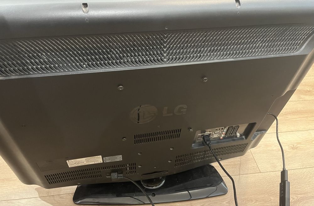 Televizor LCD  LG  94 cm