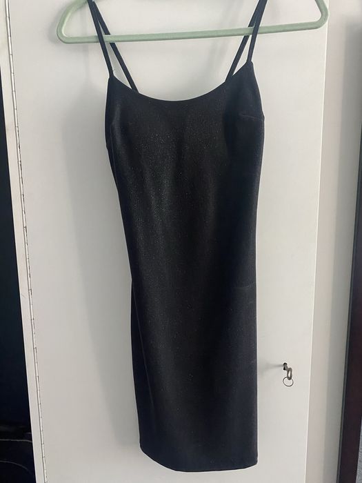 Къса черна рокля