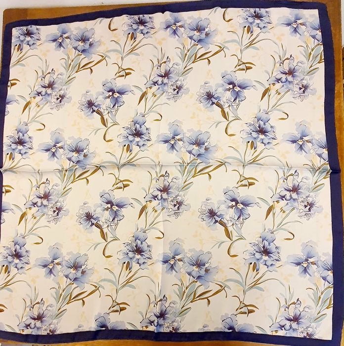 Eșarfă blue satinată elegantă 70x70 | Box Ready to Gift | Cadou sigur