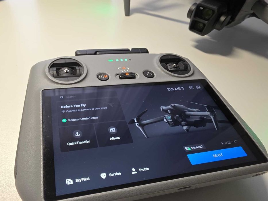 Drona DJI Air 3 Fly More Combo (RC2 controller)