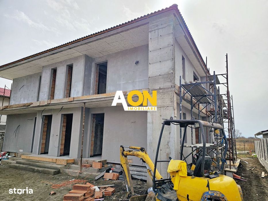 Apartament cu 3 camere, 2 bai, curte proprie, parcare si boxa 40 mp