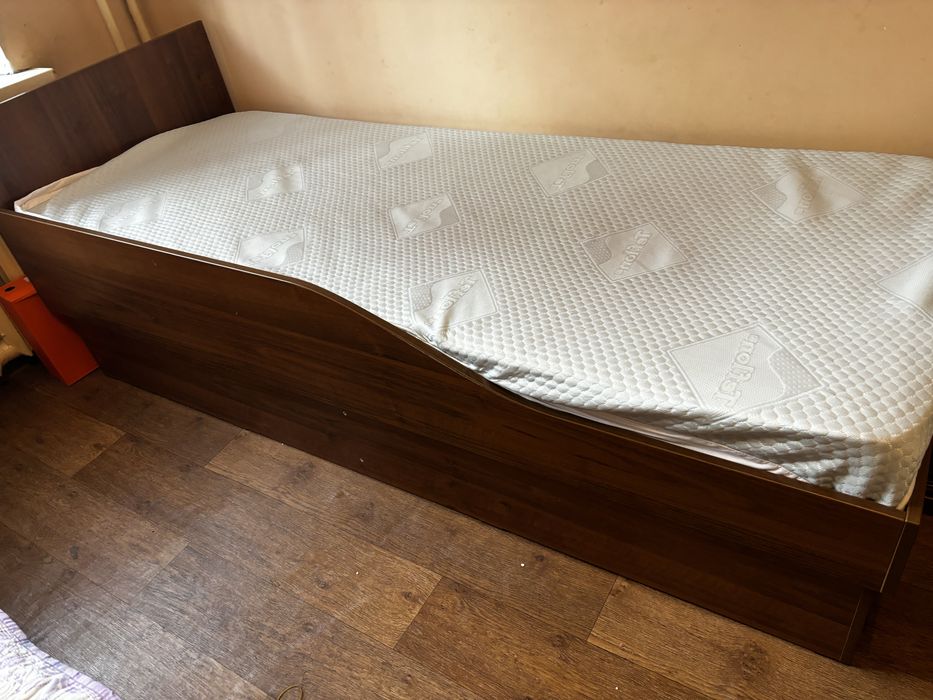 продам кровать с матрасом