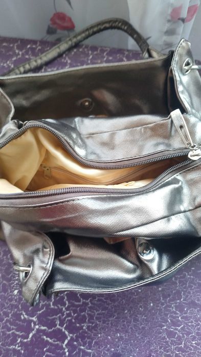 Дамска чанта с къси дръжки