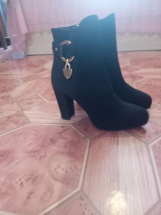 Замшевые полусапожки