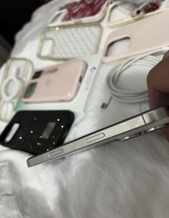 Preț FIX azi  Iphone 16 Pro 256 GB 8 huse incluse/cablu cadou