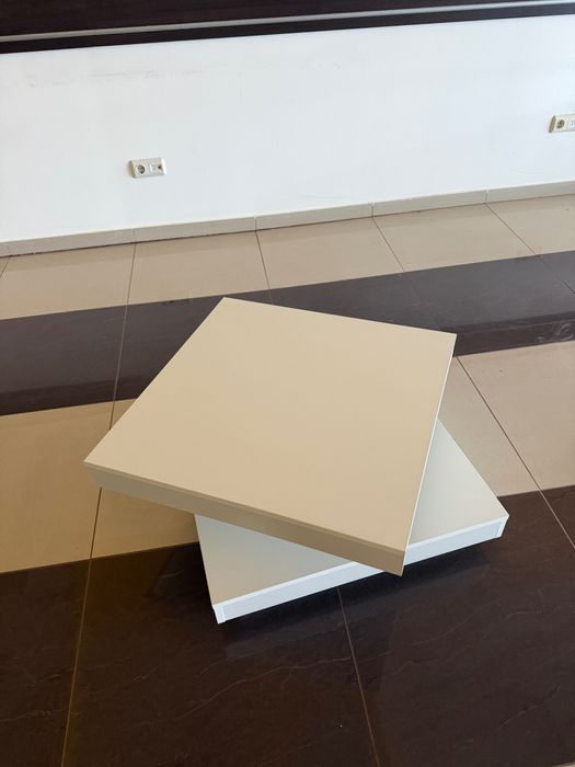 Въртяща бяла холна маса