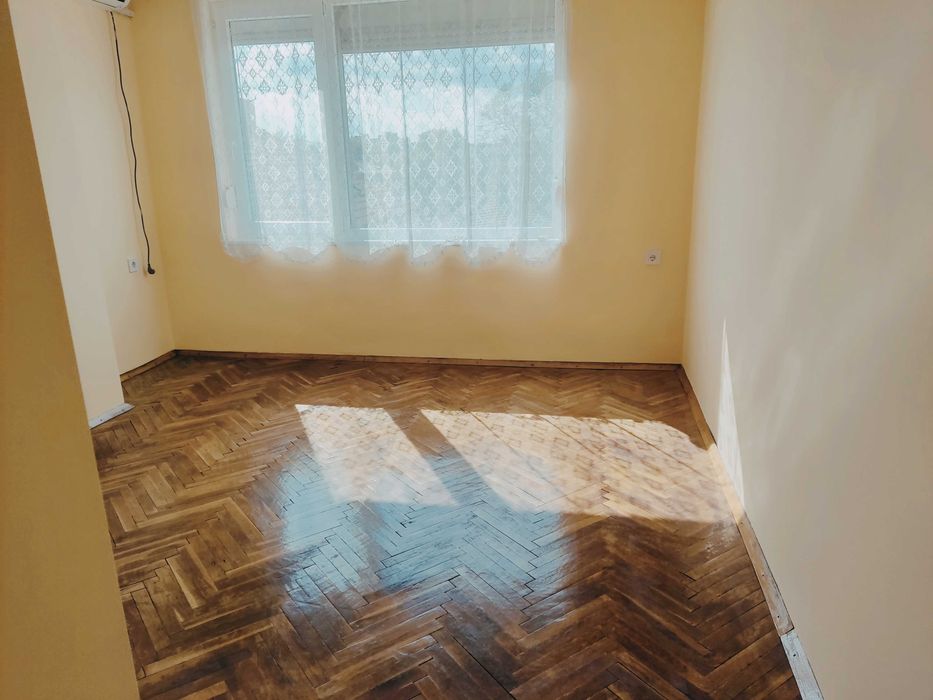 Продава  четиристаен с гараж в центъра
