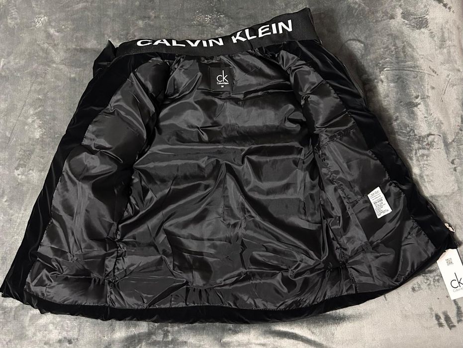 Vând vesta noua de bărbați Calvin Klein