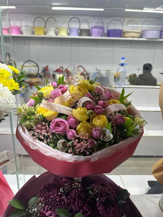 Pionavidniy gullar lola atirgul buket oq qizil atirgul