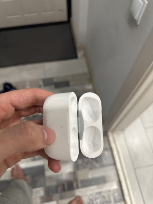 Продам кейс от эйрподс 2 оригинал