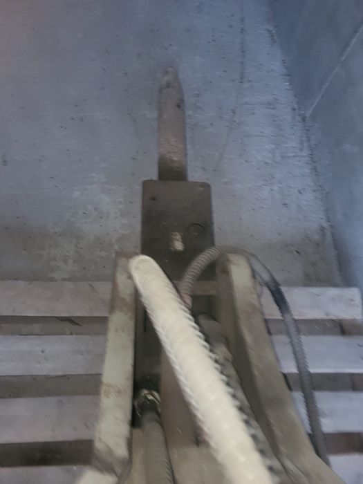 Vând picon buldoexcavator Caterpillar