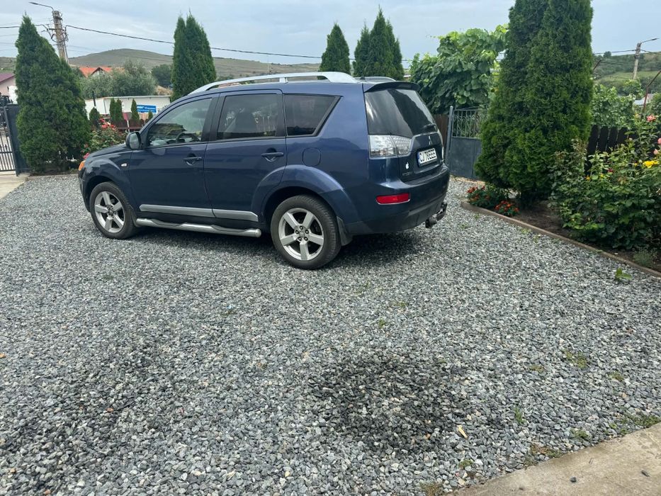 Vând Mitsubishi Outlander