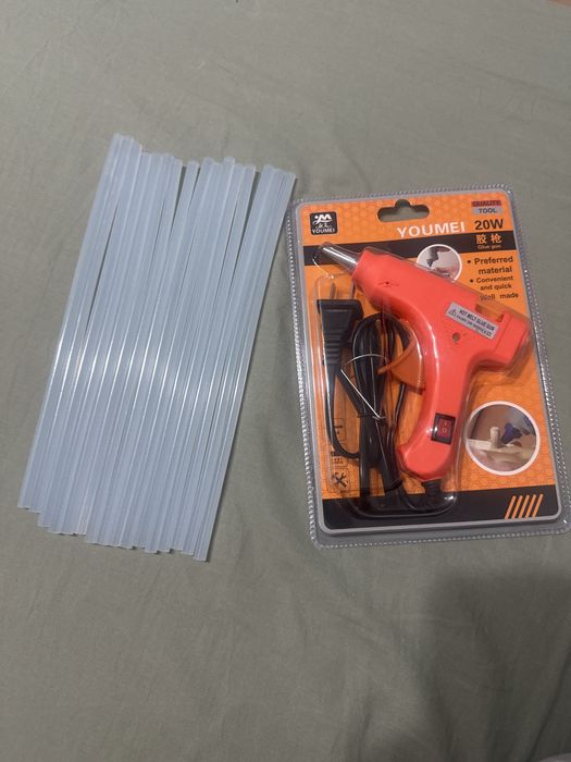 Pistol de lipit cu silicon