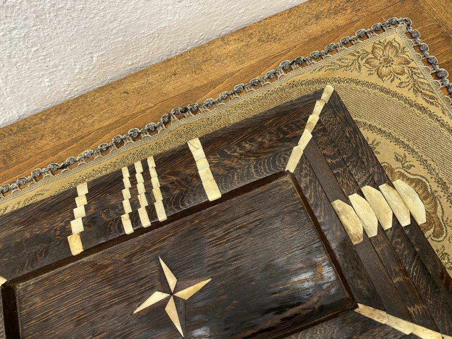 Английски подноси от тик с инкрустация