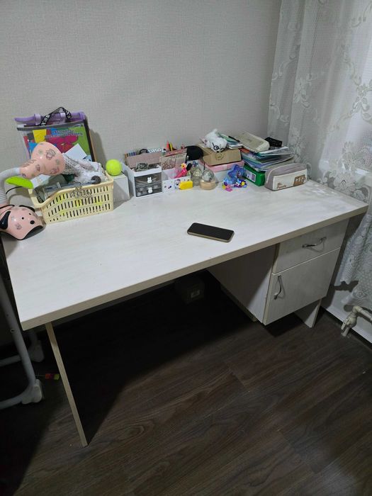 Продам письменный стол в хорошем состоянии.