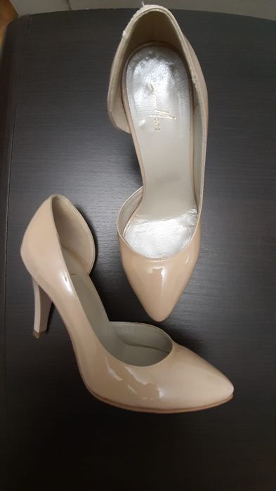 Pantofi bej din piele lacuita