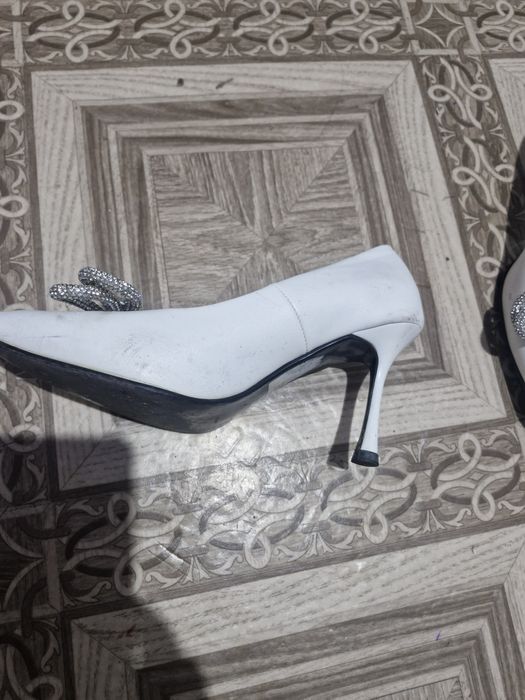 Продается женские белые туфли