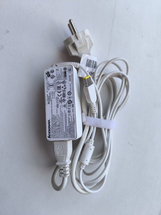 White adapter Lenovo 45W правоъгълна букса