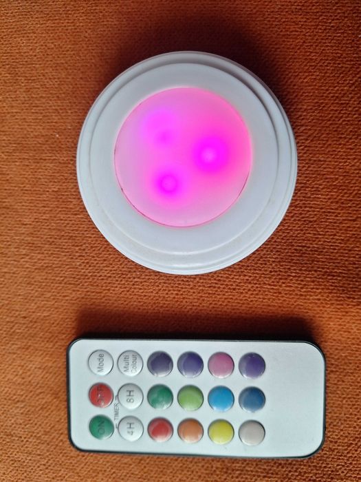 Lampa cu telecomandă reglaj lumina în 13 culori