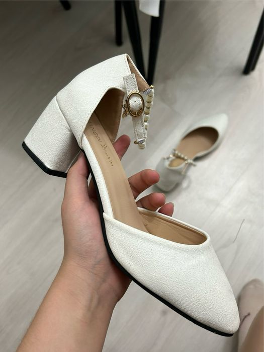 Новые белые туфли