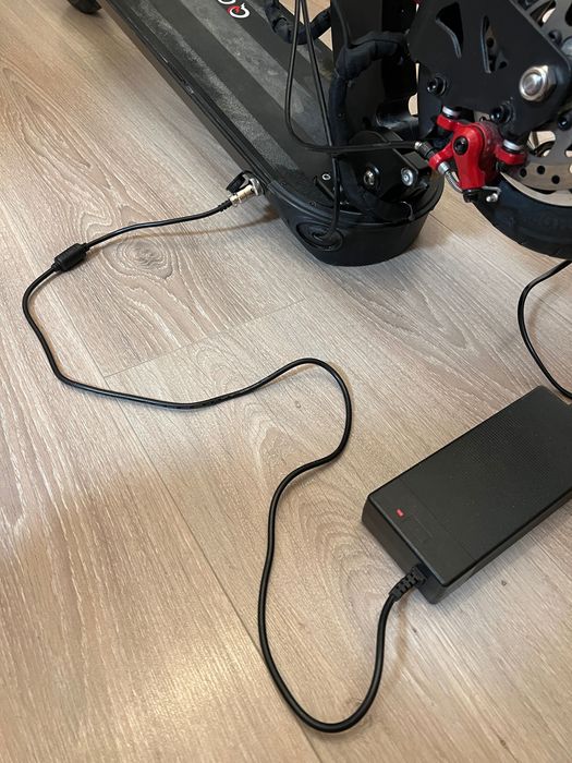 Trotinetă electrică QuickVolt 9 (Motor 600W, 48V, 650km parcursi)
