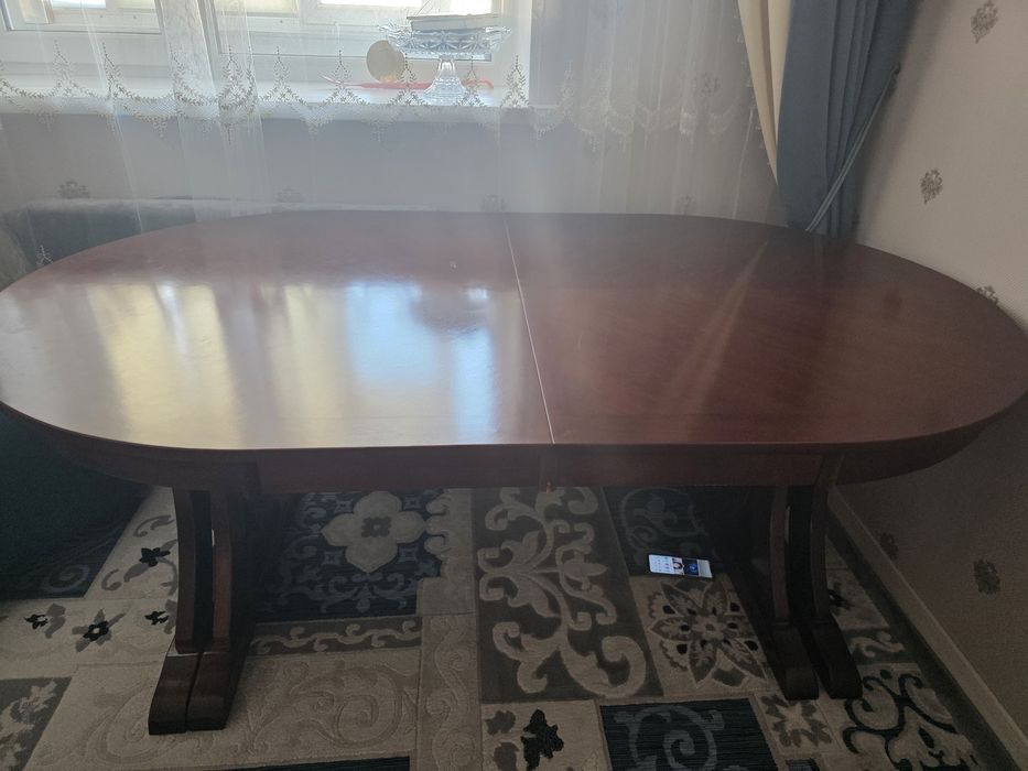 Продам стол в гостинную