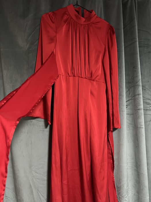 Vând rochie roșie elegantă din satin.