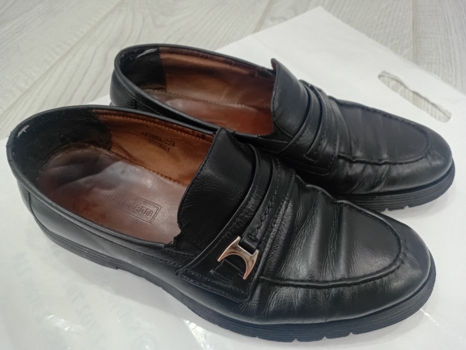 Чёрные кожаные лоферы 39 размера