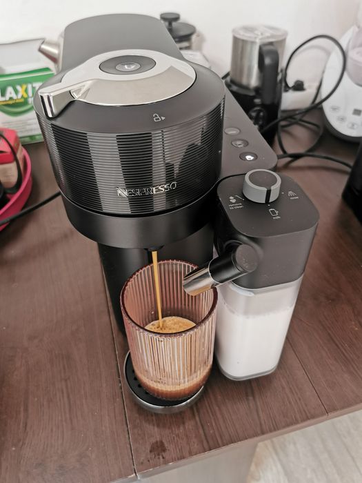 aparat Nespresso Lattissima Vertuo