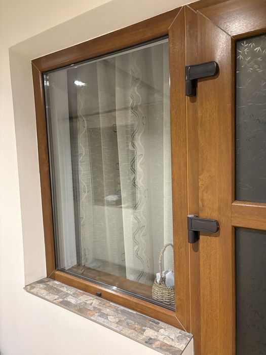Ansamblu ușă exterior PVC + 2 geamuri laterale fixe – Termopan – Stejar Auriu