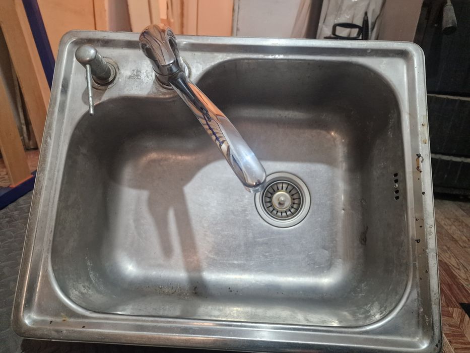 Мивка със смесителна батерия.