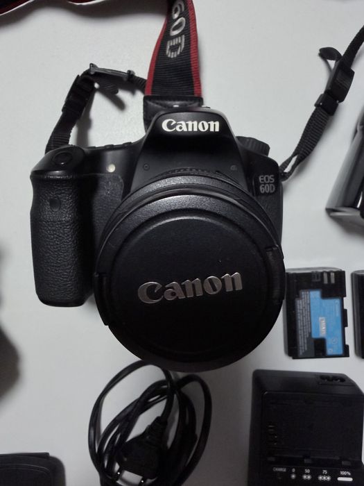 Aparat foto DSLR Canon 60D cu obiectiv EFS 18-55mm si EF 50mm