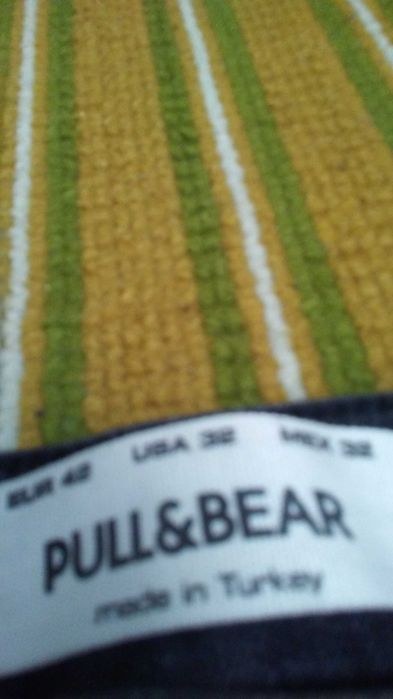 Vand doua perechi de blugi aproape noi