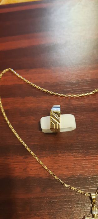 Se vinde lanț și inel de aur 14k are inelul cam 9 gr..si lănțișorul 8