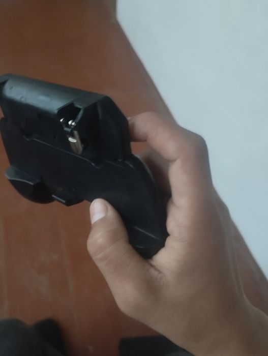 Подставлять телефон  и  играть в пубг в родные игры