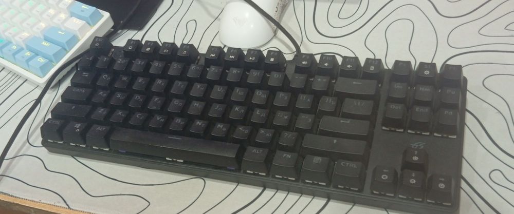 Продам механическую клавиатуру  80 процентов красные свитчи
