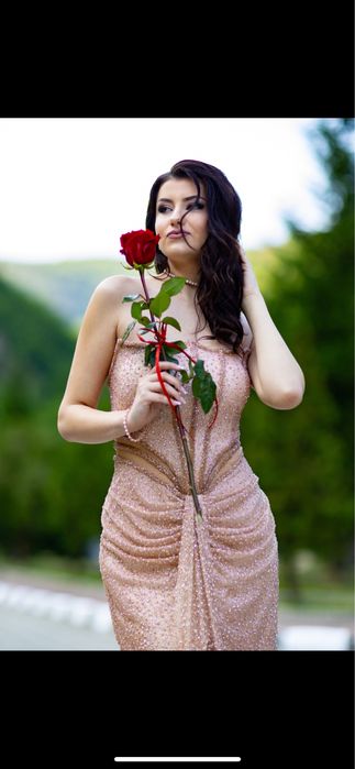 Бална рокля с уникалем цвят в добро състояние.