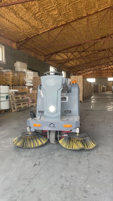 Подметательно уборочная машина