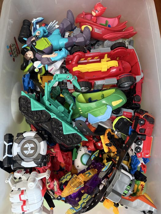 Две больших коробки игрушек