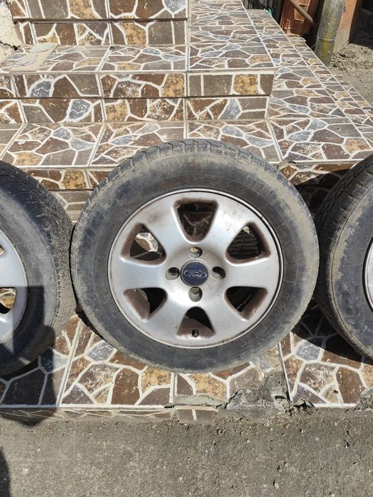 Jante aliaj de Ford în 4 găuri R 15. Citiți anunț.