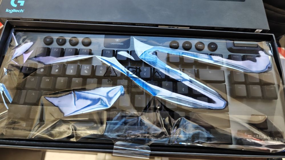 Vând tastatura Logitech G915 TKL linear