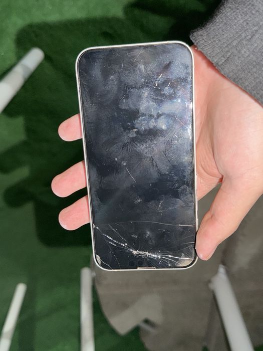 vand Iphone 14 silver