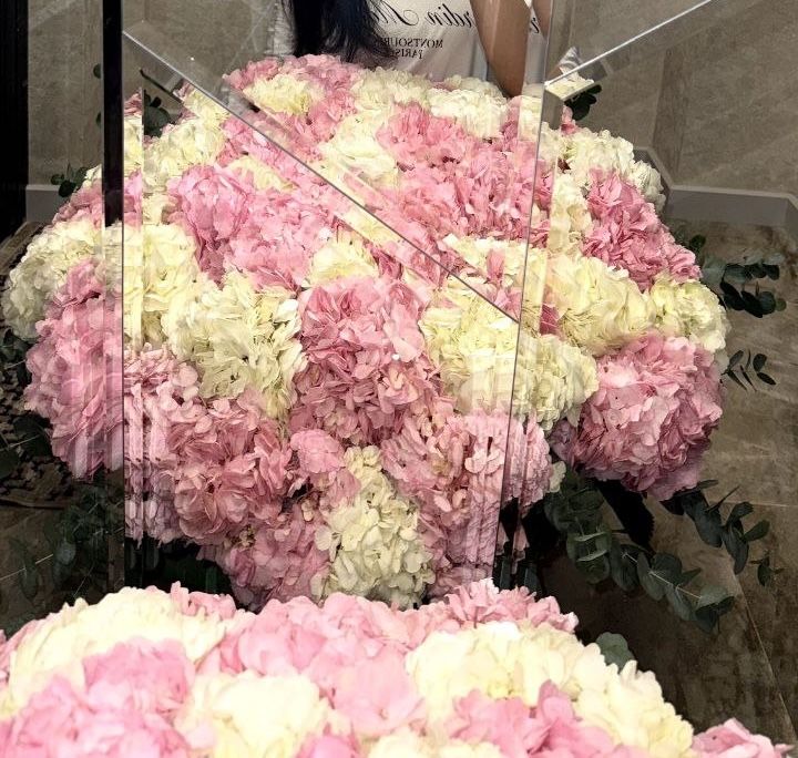 Девочки большой букет гартензии