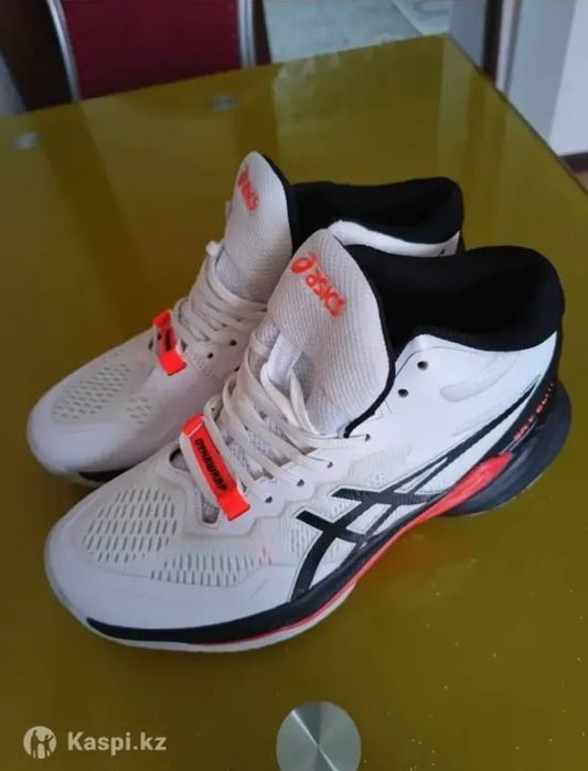 Срочно продам кроссовки