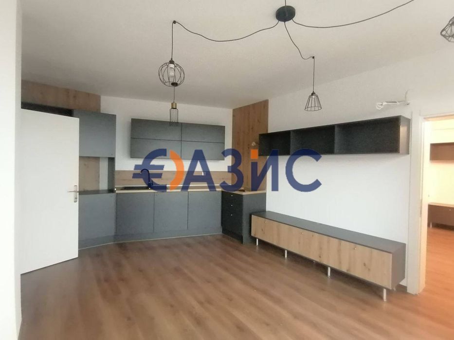 Два 2-стайни апартамента на 4-ти етаж със страничен изглед към морето