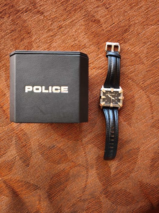 Часовник Police нов