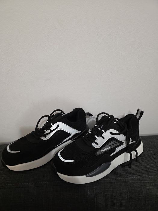 Bocanci stil adidas cu bombeu metalic