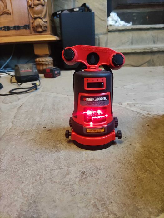 Лазерен нивелир цената е 100лв на бройка