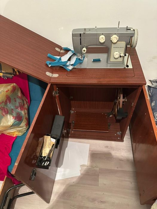 Продам  швейную машинку Чайка 142М.