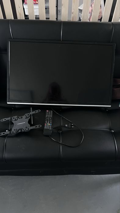 Продам телевизор с кранштейном